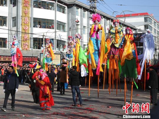 图为伴着节奏悠扬的唢呐声和铿锵有力的锣鼓声，演员们踩着高跷跳起舞。　张海雯 摄