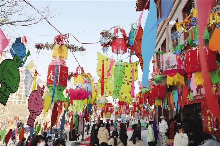 皋兰县花灯展示 董永前 摄