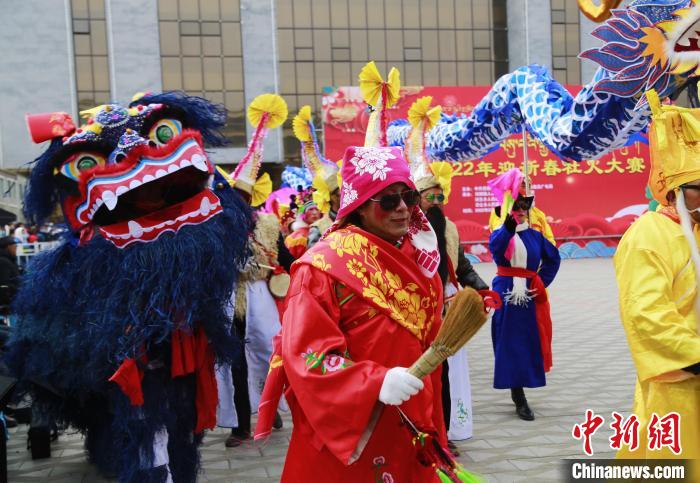 图为社火团进行精彩表演。　马铭言 摄