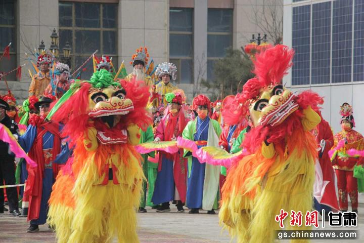 群狮闹佳节，或威武霸气，或萌态横生，引得现场阵阵喝彩。 王润 摄