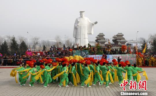 图为《花灯闹春》表演。　雷金锋　摄