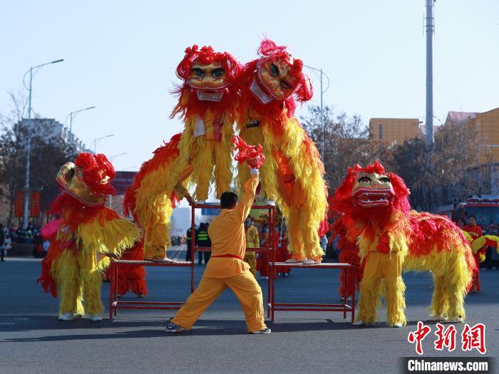 在宁夏中卫市举办的社火展演上，民间社火队的演员在表演。　任浩 摄