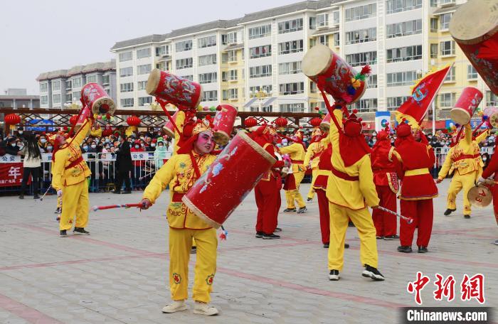 图为社火团进行太平鼓表演。　马铭言 摄