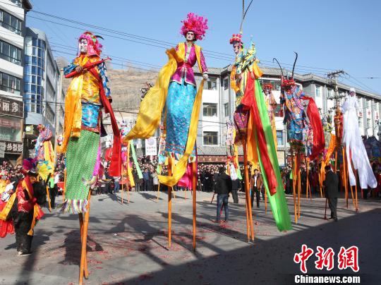 图为伴着节奏悠扬的唢呐声和铿锵有力的锣鼓声，演员们踩着高跷跳起舞。　张海雯 摄