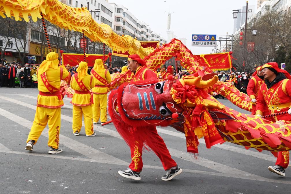 2月20日，在榆中县中心广场，红寺村社火队在表演舞龙。新华社记者　范培珅　摄