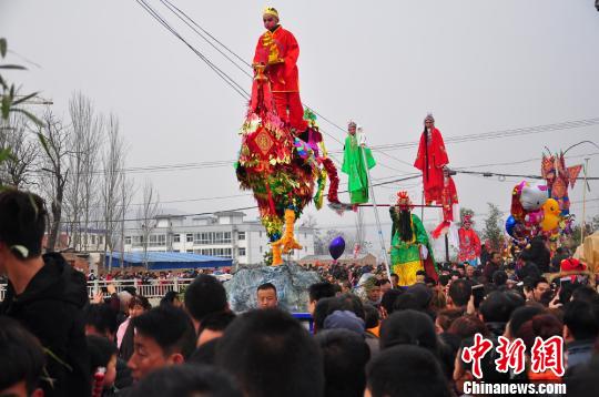 图为街子古镇一年一度的庙会。　赵安生　摄