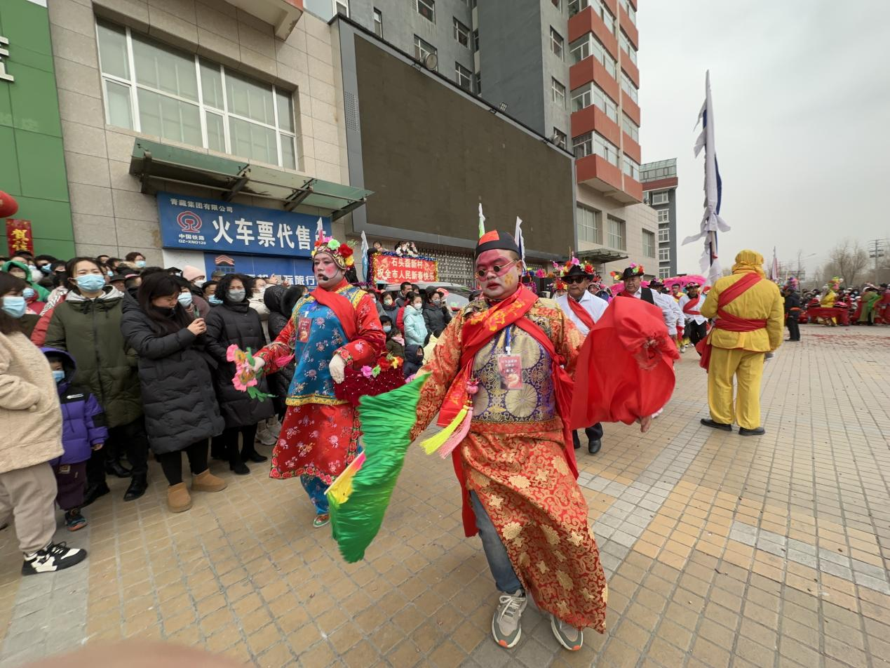 社火演员扭着秧歌进场表演。李昊摄