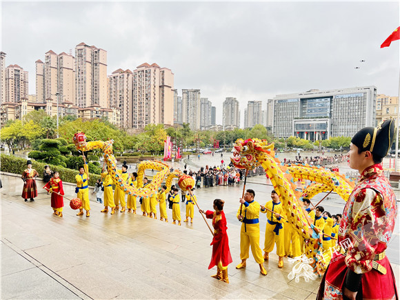 在荣昌区人民广场举行的民俗文化表演。华龙网记者 曹建 摄