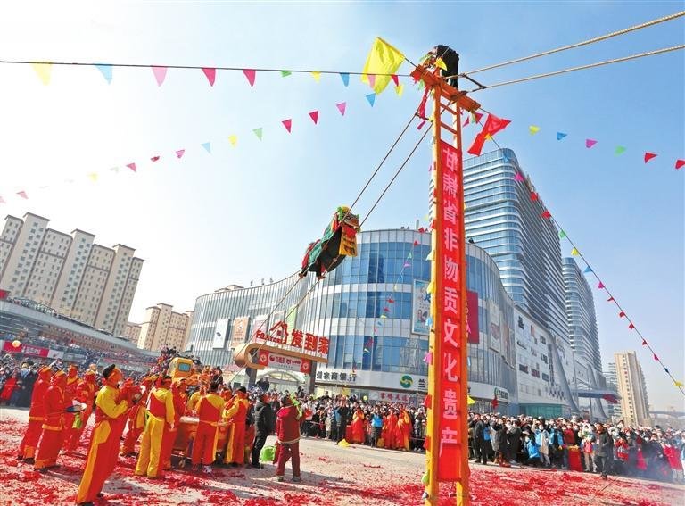 省级非遗“狮子登杆”激情上演 奔流新闻·兰州晨报记者 赵鑫远 摄