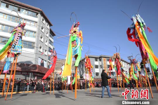 图为伴着节奏悠扬的唢呐声和铿锵有力的锣鼓声，演员们踩着高跷跳起舞。　张海雯 摄