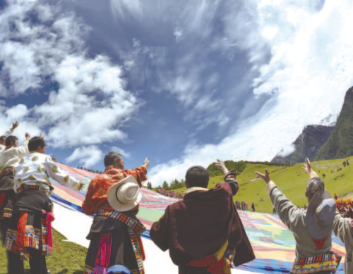 朝山坪上人们向神山祈祷.jpg