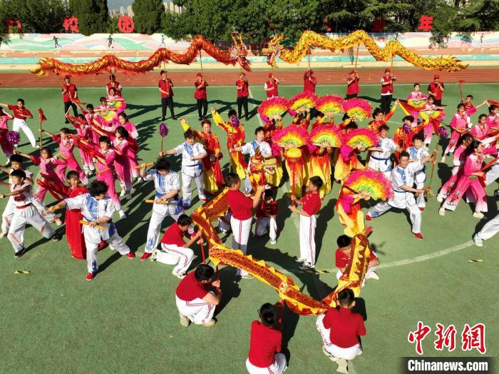 学生与当地闫家山地秧歌艺术团共同进行排练。(无人机照片) 王海滨 摄