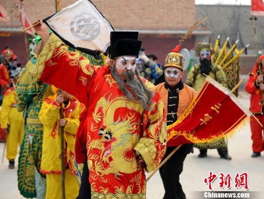 在定襄县宏道镇北社西村，十几位村民一大早开始准备元宵节传统项目大马社火表演。　张玉虎 摄