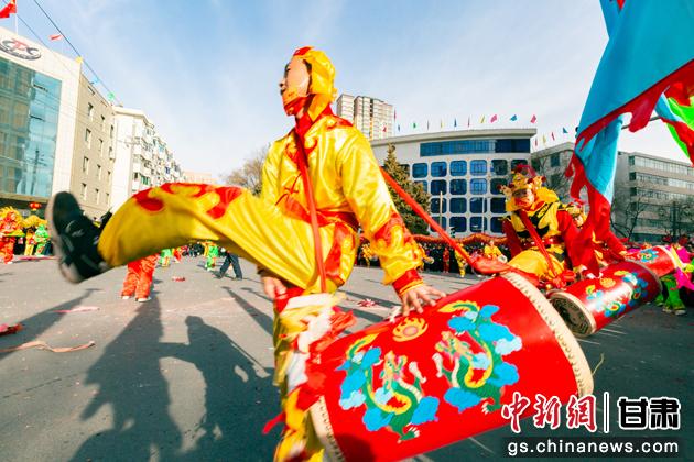 图为太平鼓表演。