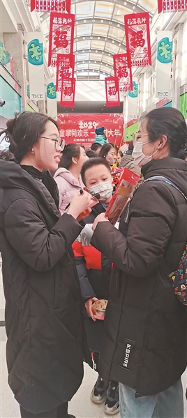 在娃娃庙会体味浓浓年味        欢天喜地迎新春