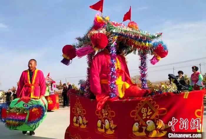 图为划旱船表演。　张林虎 摄