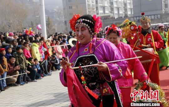 图为秧歌《年年有余》。　雷金锋　摄