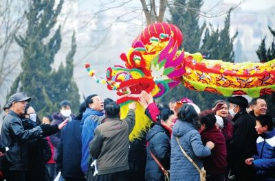 市民争摸龙头求大吉大利