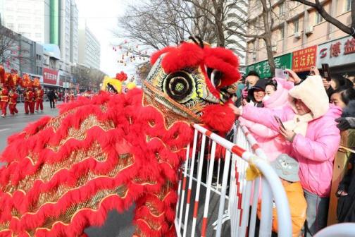 舞狮与市民热情互动