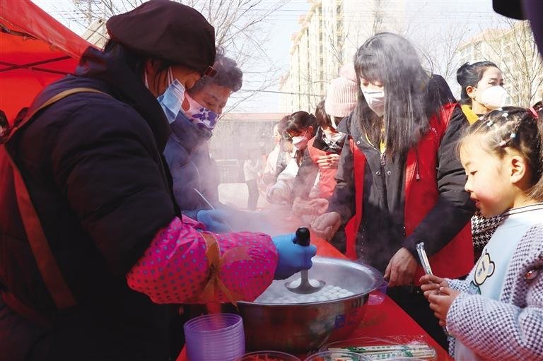 游客在皋兰县非遗过大年现场吃汤圆 董永前 摄