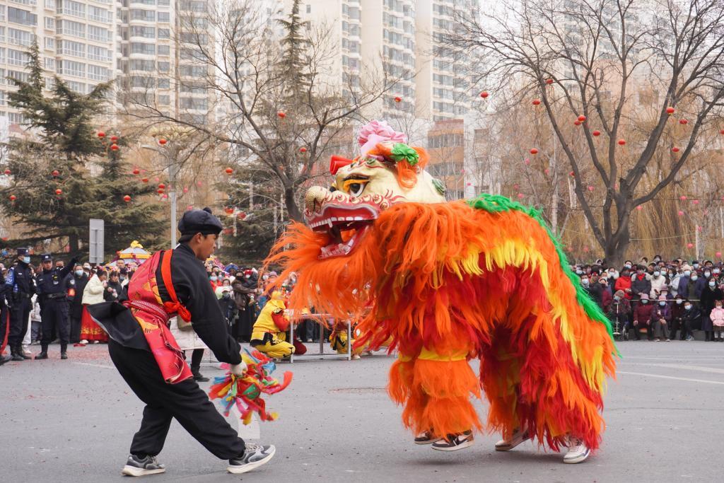 2月20日，在榆中县中心广场，红寺村社火队在表演舞狮。新华社记者　马希平　摄