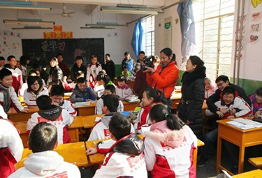 


宝鸡三名中学生参加央视《中国谜语大会》

中央电视台科教频道继推出《中国汉字听写大会》后，又精心打造大型电视益智竞技节目《中国谜语大会》。经过层层选拔，宝鸡市长岭中学3名学生作为西北地区唯一代表“出征”2014年全国谜语大会。
央视节目组编导去年年底开始在在全国各地挑选谜语高手，12月初，渭滨区长岭中学的灯谜社团进入了节目组视线，经过栏目组亲自审查和层层筛选，长岭中学灯谜社团的李若尘、姚泽源、刘想3名同学凭借扎实的猜灯谜基础及优秀的传统文化素养被选中代表宝鸡市以及西北地区赴央视参加此次大赛。……【详细】
