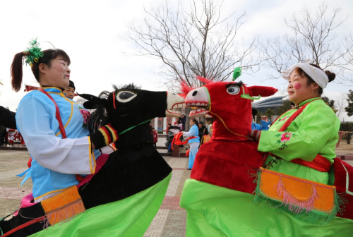 2月16日，河南省平顶山市宝丰县民间艺人在表演非遗民俗“斗驴”。当日，河南省宝丰县迎来一年一度的正月初九民间艺术大赛，当地千余名民间艺人欢聚一堂，以腰鼓、竹马旱船、抬花轿、扇子舞等民俗社火节目庆贺猴年新春。新华社发（王双正 摄）