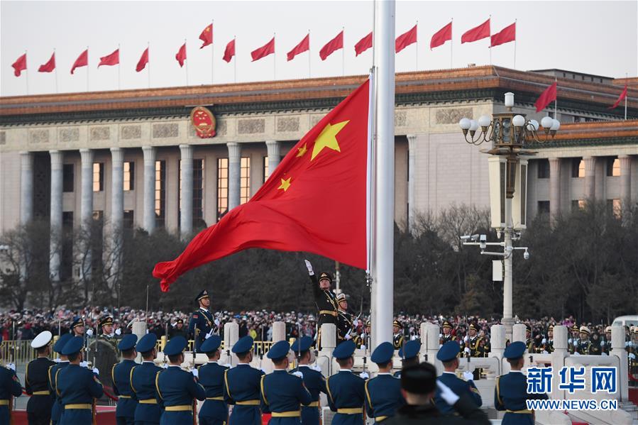 北京天安门广场举行隆重的升国旗仪式，这是由人民解放军担负国旗护卫任务后，首次举行的升旗仪式。 新华社记者申宏摄