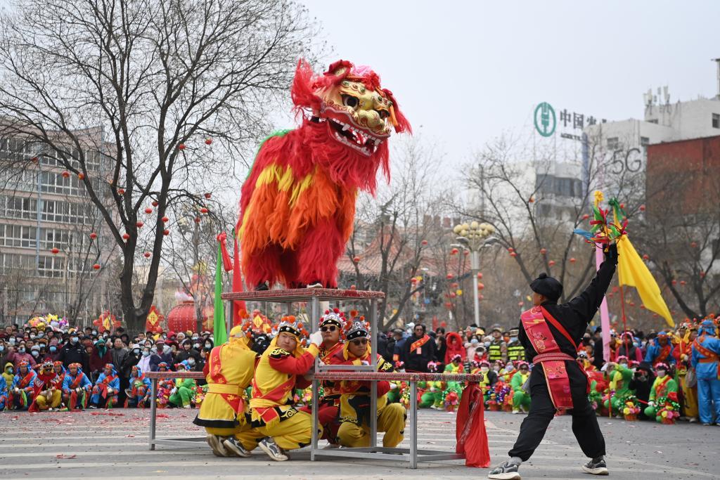 2月20日，在榆中县中心广场，红寺村社火队在表演舞狮。新华社记者　范培珅　摄